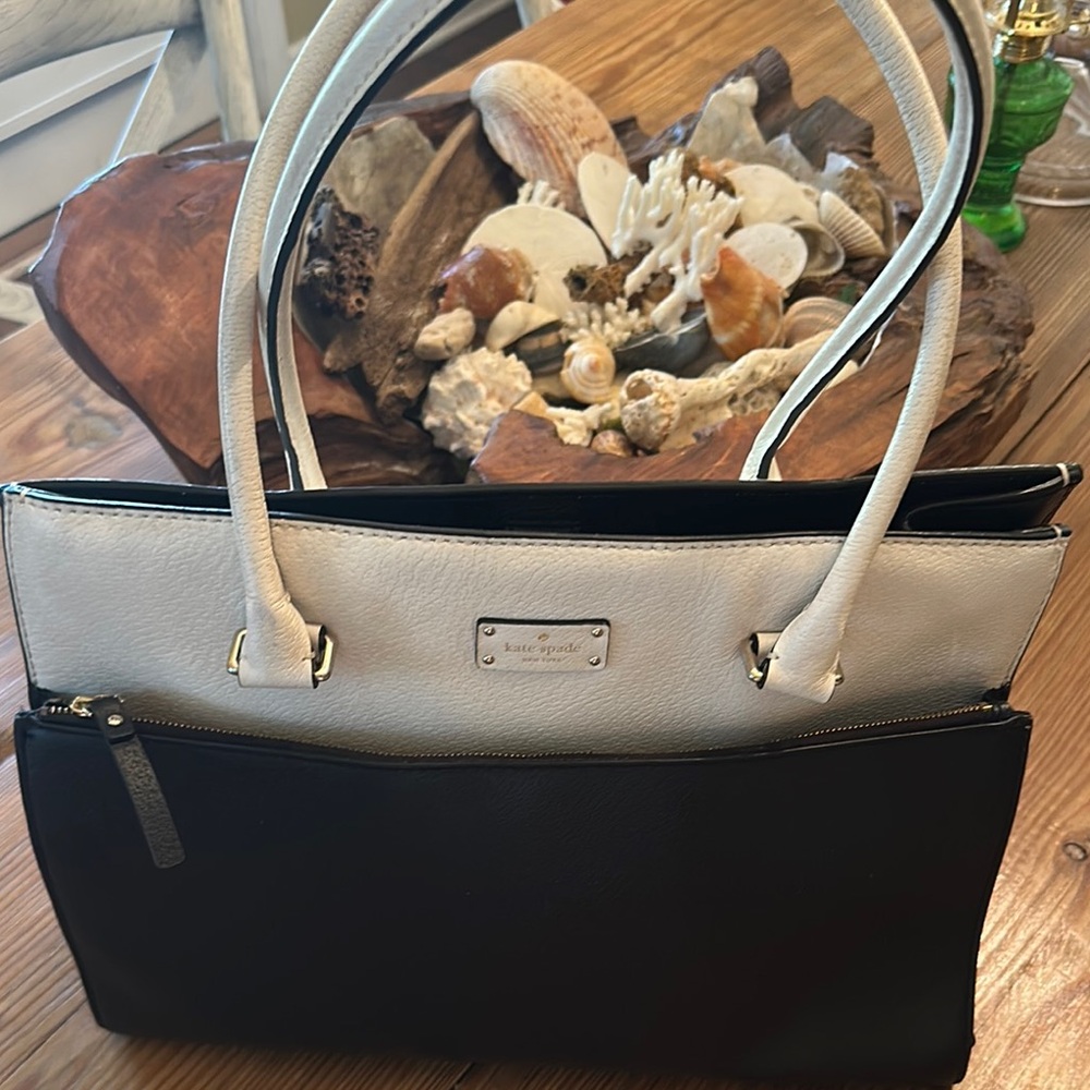 Kate Spade Black and White Tote Bag Sleek Design